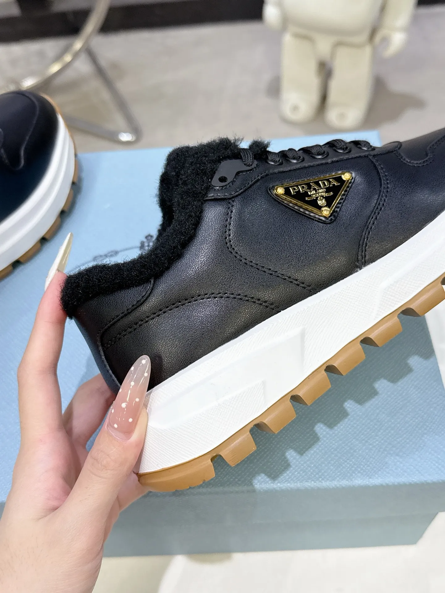 【PRADA】P: 660💰Couple style▪️Size: Women’s 35-40⚛Size: Men’s 39-44(45 customized) 2025 𝐬𝐬Prada’s new product, coming with strength! ❣️Many Internet celebrities have the same style, fashionable and versatile nice items, original shoes are developed and purchased from Italian counters, and are reproduced 1:1 according to the original taste. This year’s theme is not to be defined, embodying texture through simplicity💛From thick-soled sneakers to zigzag short boots to 2025 flat shoes, everything reveals a sure-fire momentum... It combines gentleness and handsomeness, the finishing touch for women❤️ Wear-resistant and ultra-light two-color outsole.
